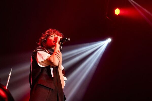 ヴォーカリストTETSUYA、ベーシストtetsuyaを同時に魅せた2025年10月3日開催の誕生日ライヴレポートが到着！
