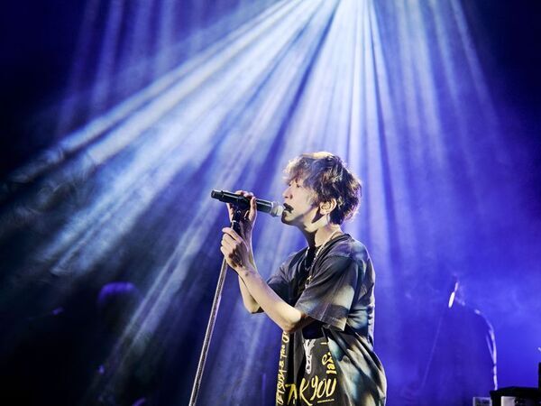 ヴォーカリストTETSUYA、ベーシストtetsuyaを同時に魅せた2025年10月3日開催の誕生日ライヴレポートが到着！