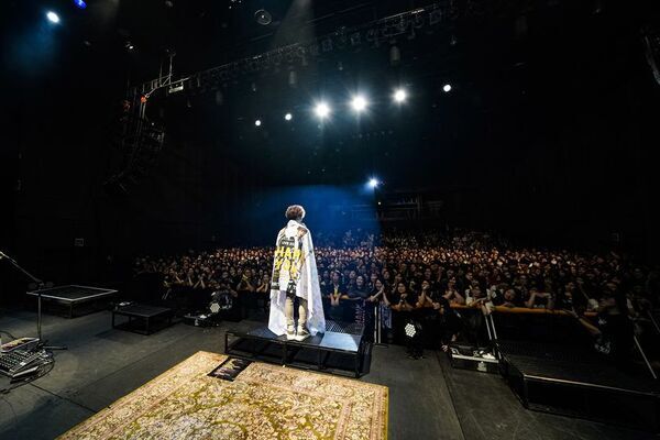 ヴォーカリストTETSUYA、ベーシストtetsuyaを同時に魅せた2025年10月3日開催の誕生日ライヴレポートが到着！