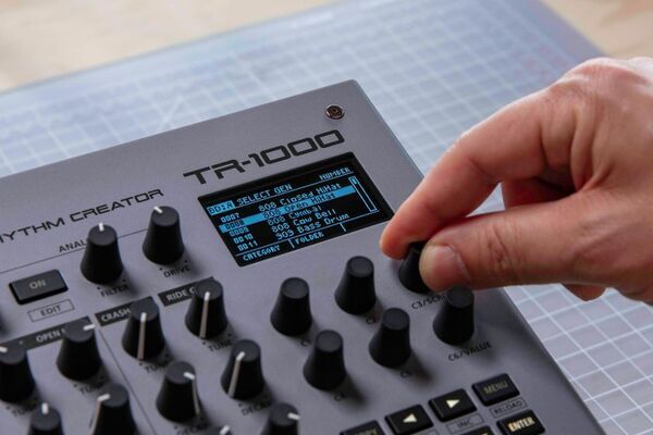 伝説的な「TR-808」「TR-909」サウンドを継承するアナログ音源搭載　リズムマシンのフラッグシップ・モデル『TR-1000』を発売