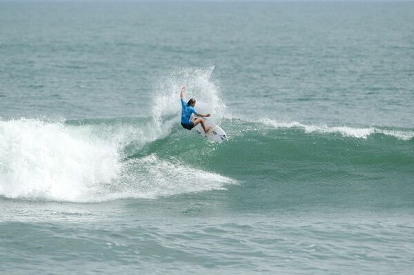 宮崎県で行われたWSL公認大会「The Open Surfing Miyazaki Series」　QS2000宮崎プロは小林桂と川瀬心那が優勝　日向プロジュニアは佐藤利希、松山黎音が制覇