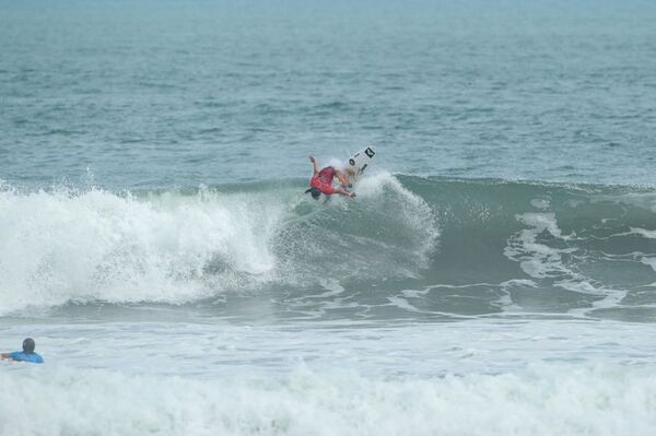 宮崎県で行われたWSL公認大会「The Open Surfing Miyazaki Series」　QS2000宮崎プロは小林桂と川瀬心那が優勝　日向プロジュニアは佐藤利希、松山黎音が制覇