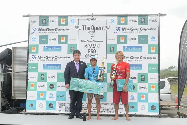 宮崎県で行われたWSL公認大会「The Open Surfing Miyazaki Series」　QS2000宮崎プロは小林桂と川瀬心那が優勝　日向プロジュニアは佐藤利希、松山黎音が制覇