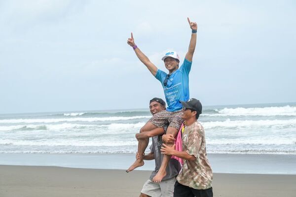 宮崎県で行われたWSL公認大会「The Open Surfing Miyazaki Series」　QS2000宮崎プロは小林桂と川瀬心那が優勝　日向プロジュニアは佐藤利希、松山黎音が制覇