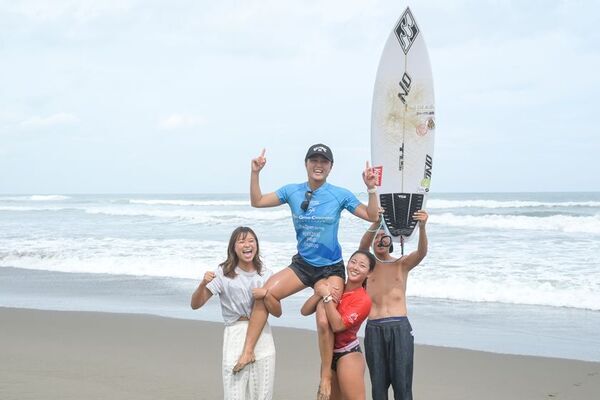 宮崎県で行われたWSL公認大会「The Open Surfing Miyazaki Series」　QS2000宮崎プロは小林桂と川瀬心那が優勝　日向プロジュニアは佐藤利希、松山黎音が制覇