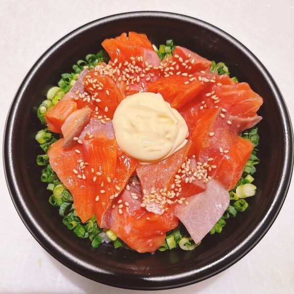 ＼これでもか！サーモンづくしのサーモン・銀鮭まつり！／駿河湾沼津サービスエリア下り線「おさかな丼屋 とと丸」で秋の“サーモン・銀鮭”メニューを11/30(日)まで限定販売！