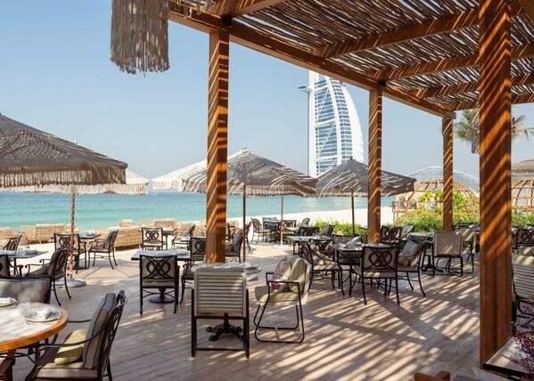 ジュメイラ・アル・カスルレストラン「フレンチ・リビエラ・ビーチ」を再オープン　新アペロプラン『ラ・ヴィ・アン・ロゼ』を提供開始