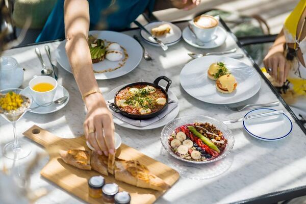 ジュメイラ・アル・カスルレストラン「フレンチ・リビエラ・ビーチ」を再オープン　新アペロプラン『ラ・ヴィ・アン・ロゼ』を提供開始