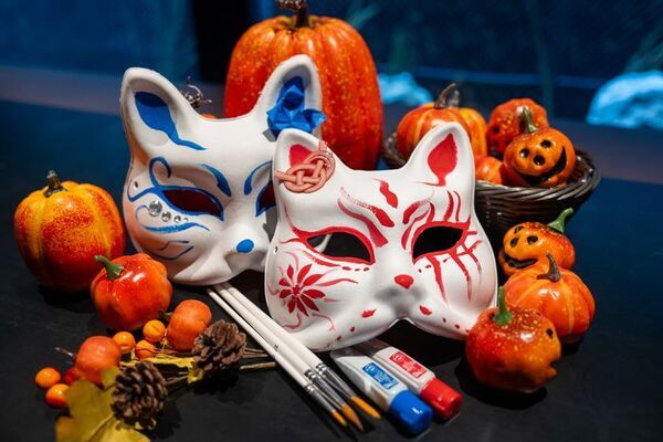 和の仮装で楽しむハロウィン狐面絵付け体験と特製デザートを提供