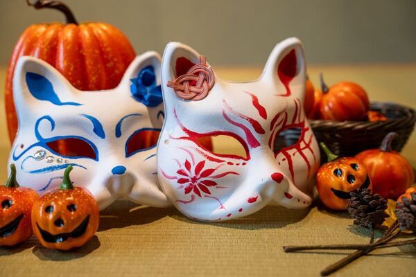 和の仮装で楽しむハロウィン狐面絵付け体験と特製デザートを提供