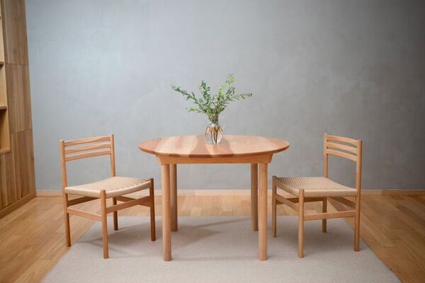 見過ごされていた木に新しい息吹を　オークヴィレッジ、希少な国産アサダ材を使用した新作家具・小物を発売