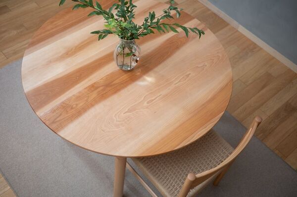 見過ごされていた木に新しい息吹を　オークヴィレッジ、希少な国産アサダ材を使用した新作家具・小物を発売