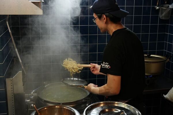 マシマシラーメンで京都を熱く！『ラーメン また此処で』が西七条にオープン