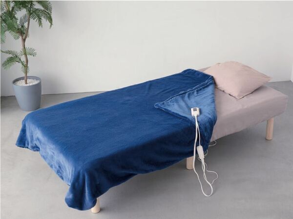 極上シルキータッチで「足ポカ快眠」を実現！「プレミアムフェイクファー電気毛布」にネイビーが新登場