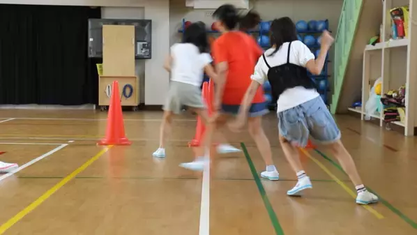 【実証実験】高機能上履きが運動能力を向上！小学生の反復横跳びで平均3.9回の記録更新！