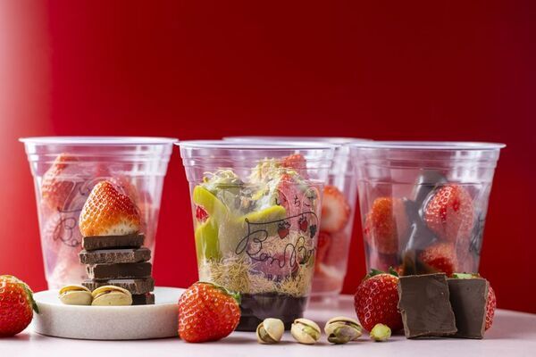 食べ歩きができる いちご×ドバイチョコ！熱海の“ビル一棟まるごと”いちごスイーツ専門店よりとろけるチョコレートのいちごスイーツが10/10(金)から新登場！