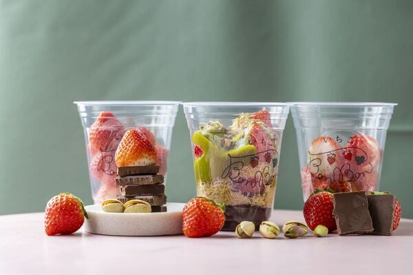 食べ歩きができる いちご×ドバイチョコ！熱海の“ビル一棟まるごと”いちごスイーツ専門店よりとろけるチョコレートのいちごスイーツが10/10(金)から新登場！