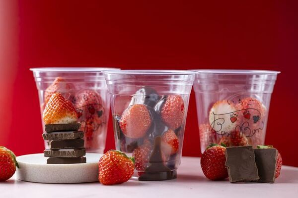 食べ歩きができる いちご×ドバイチョコ！熱海の“ビル一棟まるごと”いちごスイーツ専門店よりとろけるチョコレートのいちごスイーツが10/10(金)から新登場！