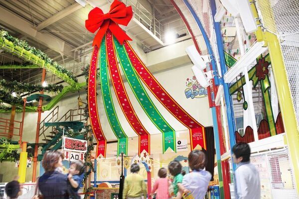 ベビースターラーメンのテーマパーク「おやつタウン」クリスマスイベントを11/1より開催　特別装飾やキャラクターショー、限定メニューが登場