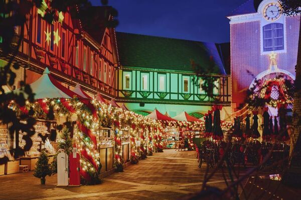 他とは一味違うクリスマスマーケット！山の上で煌めくイルミネーション×可愛いディスプレイが人気の「神戸クリスマスマーケット2025」を11/8(土)から開催！25mの巨大ツリーや、可愛いタワーがさらにパワーアップ！