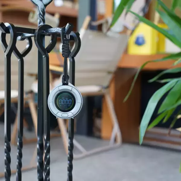 SNSで広がる“安全意識”「沢田テント 日本製センサー搭載 一酸化炭素チェッカー」に新色ブラック登場