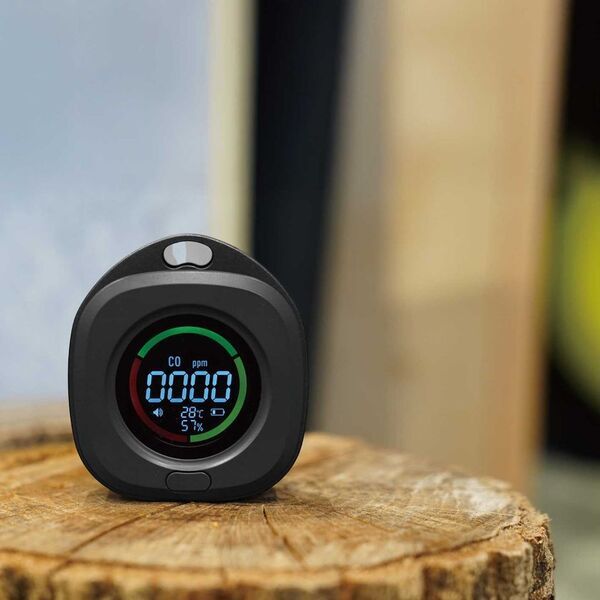 SNSで広がる“安全意識”「沢田テント 日本製センサー搭載 一酸化炭素チェッカー」に新色ブラック登場