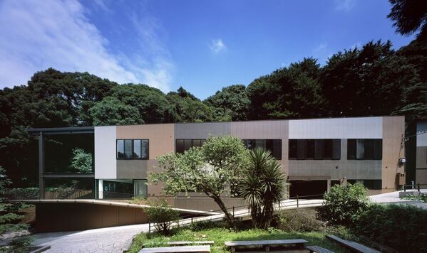 JR九州・熊本駅に復興を応援するパブリックアートを設置　大型ステンドグラス作品を公開「肥後のいろどり」熊本の染色工芸家 高津明美氏が原画・監修