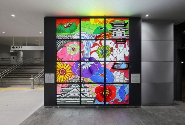 JR九州・熊本駅に復興を応援するパブリックアートを設置　大型ステンドグラス作品を公開「肥後のいろどり」熊本の染色工芸家 高津明美氏が原画・監修