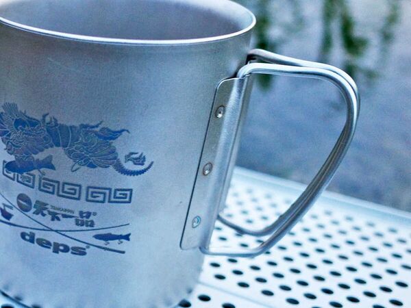 天下一品×バスフィッシングブランド deps　コラボ第3弾！こだわりの「チタンダブルマグ450」を10月21日から発売