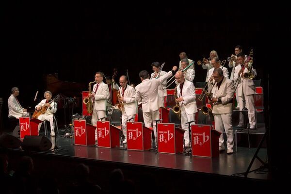 『けやきひろばイルミネーション 2025-26』「原信夫とシャープス＆フラッツ」点灯セレモニー11/1開催