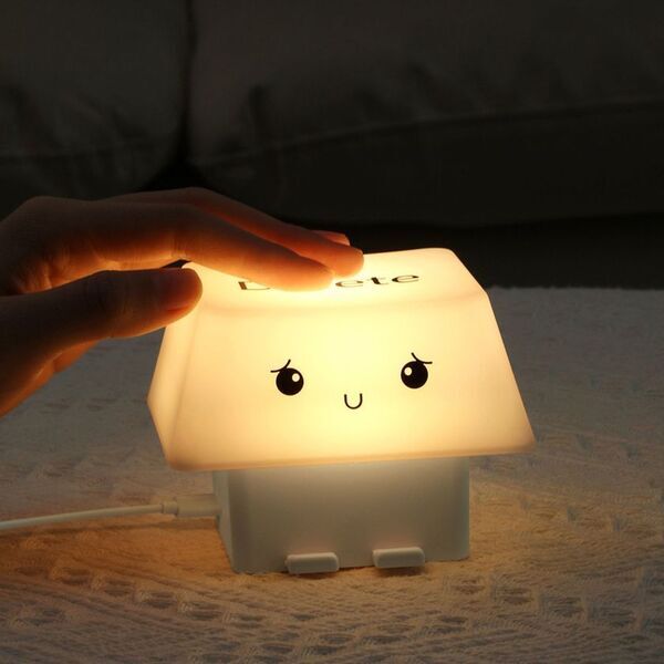 思わずほっこり、見ているだけで幸せ気分になるルームライト発売！「ぐっすりクマさん」と「Delete(デリート)ライトちゃん」