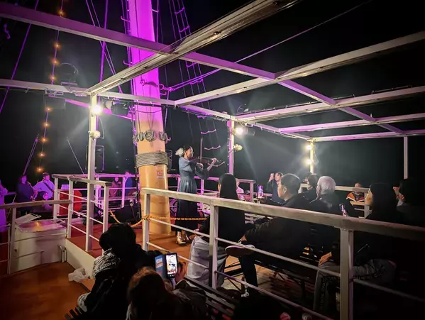 福良湾に響く轟音！花火を“体感”する、一夜限りの特等席　「フクラリエ花火クルーズ」11月16日開催