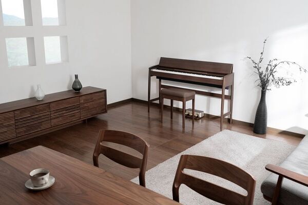 暮らしに溶け込む、ローランド×カリモク家具の新作。天然木を活かした家具仕上げのデジタルピアノを発売