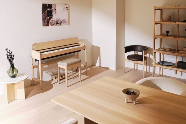 暮らしに溶け込む、ローランド×カリモク家具の新作。天然木を活かした家具仕上げのデジタルピアノを発売