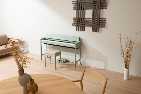 暮らしに溶け込む、ローランド×カリモク家具の新作。天然木を活かした家具仕上げのデジタルピアノを発売