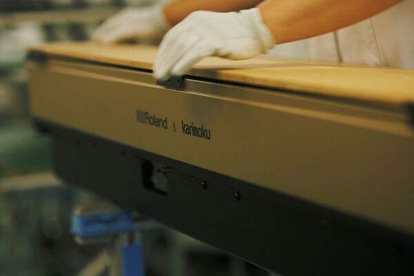 暮らしに溶け込む、ローランド×カリモク家具の新作。天然木を活かした家具仕上げのデジタルピアノを発売