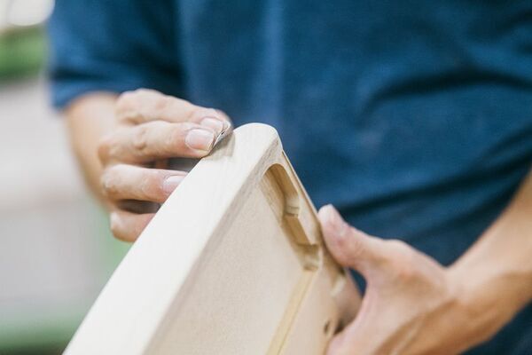 暮らしに溶け込む、ローランド×カリモク家具の新作。天然木を活かした家具仕上げのデジタルピアノを発売