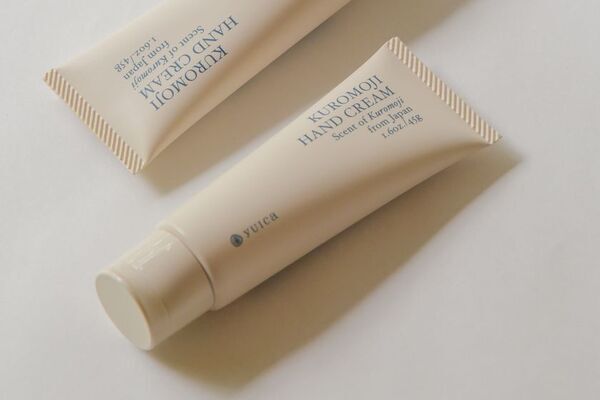 日本の森から生まれたアロマ「yuica」あなたの手と心を癒す恵み『KUROMOJI HAND CREAM』新発売