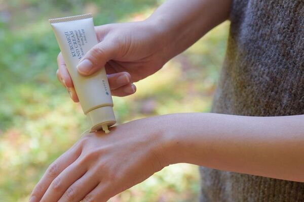日本の森から生まれたアロマ「yuica」あなたの手と心を癒す恵み『KUROMOJI HAND CREAM』新発売