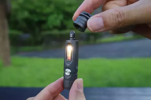 小さく明るいだけじゃない。こじ開け・フタ開けができるミニプライバーを搭載した超小型チタン製懐中電灯