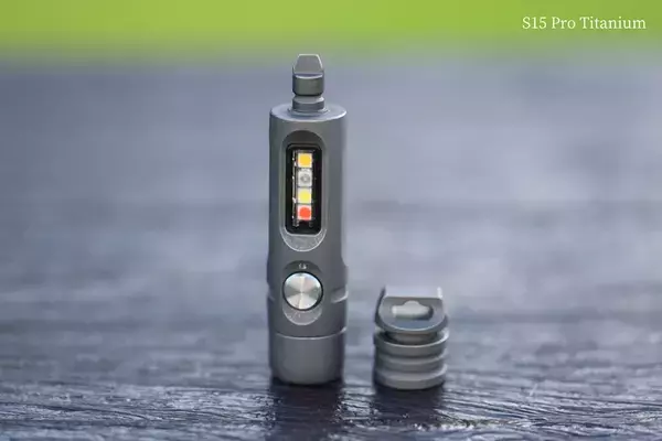 小さく明るいだけじゃない。こじ開け・フタ開けができるミニプライバーを搭載した超小型チタン製懐中電灯