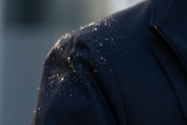 僅か2mmの宇宙服素材×仕立てのプロの技術　ビジネスもカジュアルもこなす新感覚2Wayテーラードジャケット、10月29日から先行発売