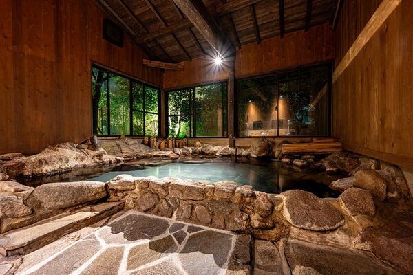 阿蘇の100％源泉かけ流し温泉宿「小杉庵」にYouTubeチャンネル「からし蓮根のからし詰めたろか」のお二人が宿泊し、YouTubeで動画を公開