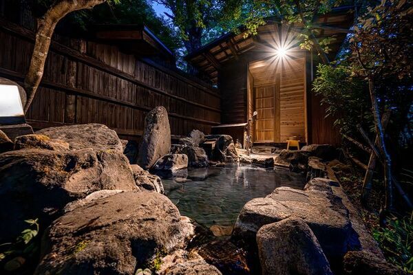 阿蘇の100％源泉かけ流し温泉宿「小杉庵」にYouTubeチャンネル「からし蓮根のからし詰めたろか」のお二人が宿泊し、YouTubeで動画を公開