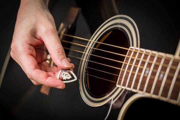 “音が変わる” 可変硬度チタン製ピック！　クラウドファンディング「GREEN FUNDING」にて目標金額1,500％達成の話題作が2025年10月30日(木)より発売開始！