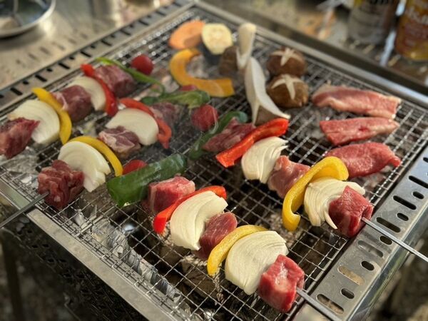 「雪国グランピング」2025年12月よりスタート！SnowPeakと隈研吾氏共同開発のモバイルハウス「住箱-JYUBAKO-」での宿泊と雪中バーベキュー＆雪中サウナ