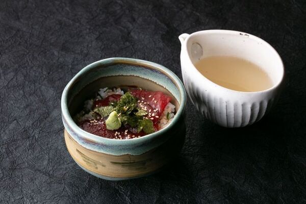 「名古屋で予約の取れない日本酒とマグロのお店「吟醸マグロ」京都四条高倉店で忘年会あとの〆に最適「漬け鮪のシジミ出汁茶漬け」新登場