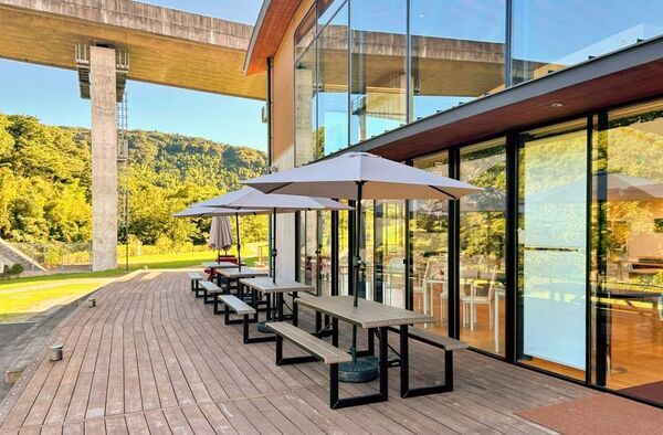 【ブロガー必見！】“癒やしのドッグテラス”誕生！　狩野川と天城連峰を望む開放的なカフェスペース“ペット同伴”ランチスポットが話題　道の駅 伊豆月ケ瀬