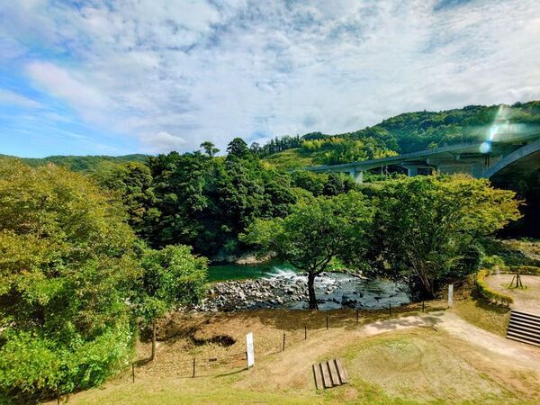 【ブロガー必見！】“癒やしのドッグテラス”誕生！　狩野川と天城連峰を望む開放的なカフェスペース“ペット同伴”ランチスポットが話題　道の駅 伊豆月ケ瀬