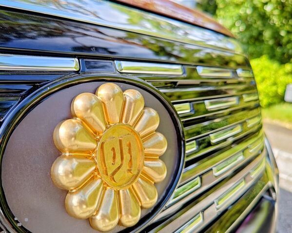 岩本モータース、明治記念館へ「特別仕様車」を納入、運用開始を発表　～現代の快適性を実現しつつ、クラシックなデザインを新たに採用～